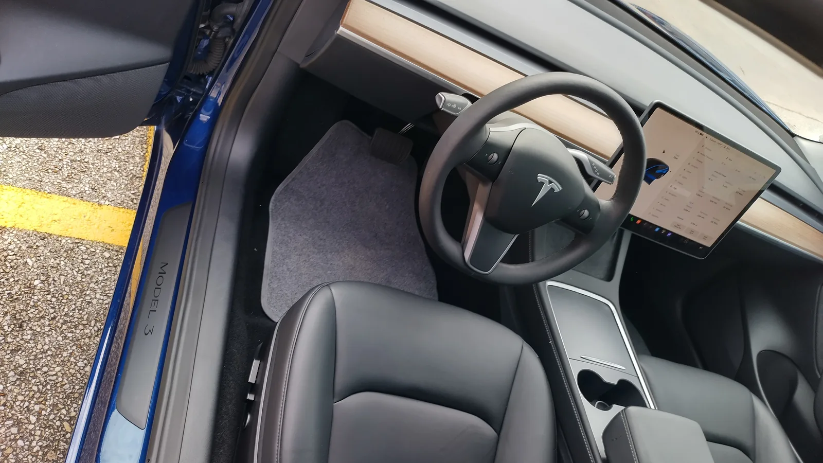 Driver cabin, steering wheel and touchscreen of the Tesla Model 3